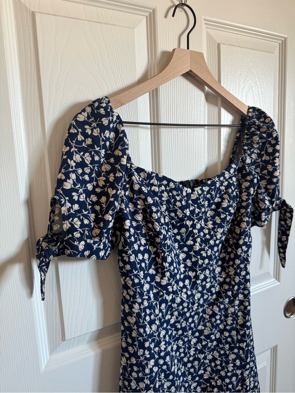 Women’s Navy Blue Floral Dress
M
